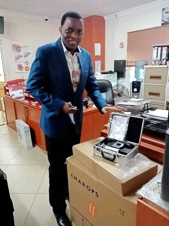 Dr Mungela Tambwe Joseph, Promoteur de Lorra Medical Center, lors de la réception de nouveaux équipements médicaux